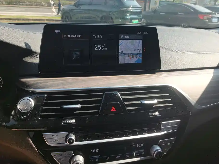 BMW 5 Series — миниатюра 13