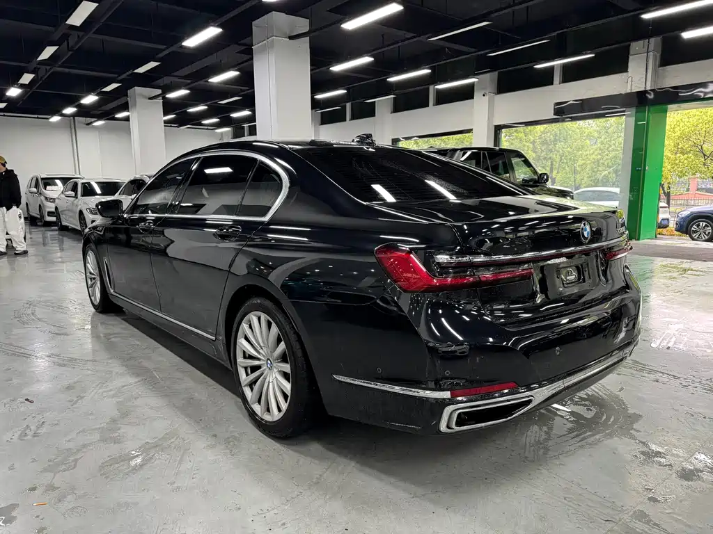 BMW 7 Series — миниатюра 9