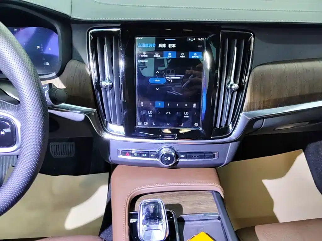 Volvo S90 — миниатюра 13