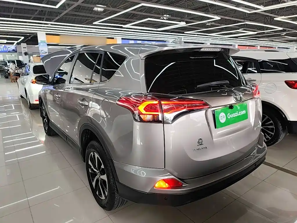 Toyota RAV4 — миниатюра 5