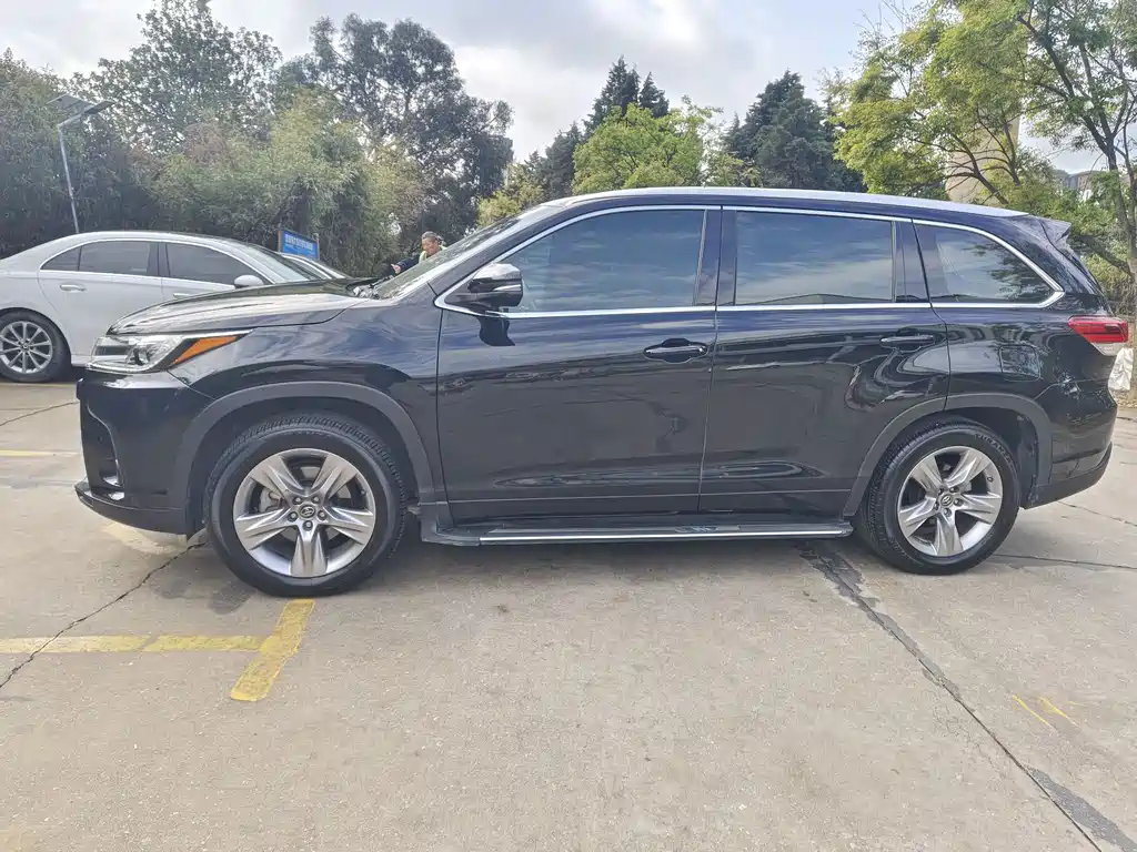 TOYOTA HIGHLANDER