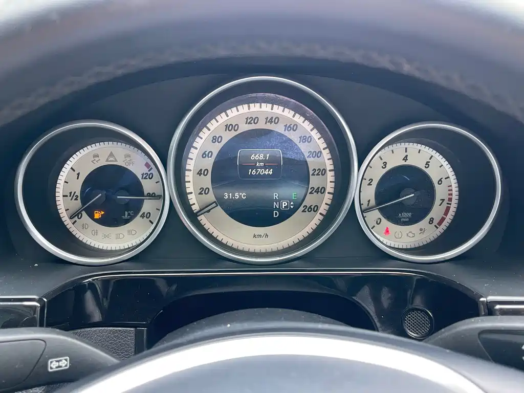 Mercedes-Benz E-Class — миниатюра 5