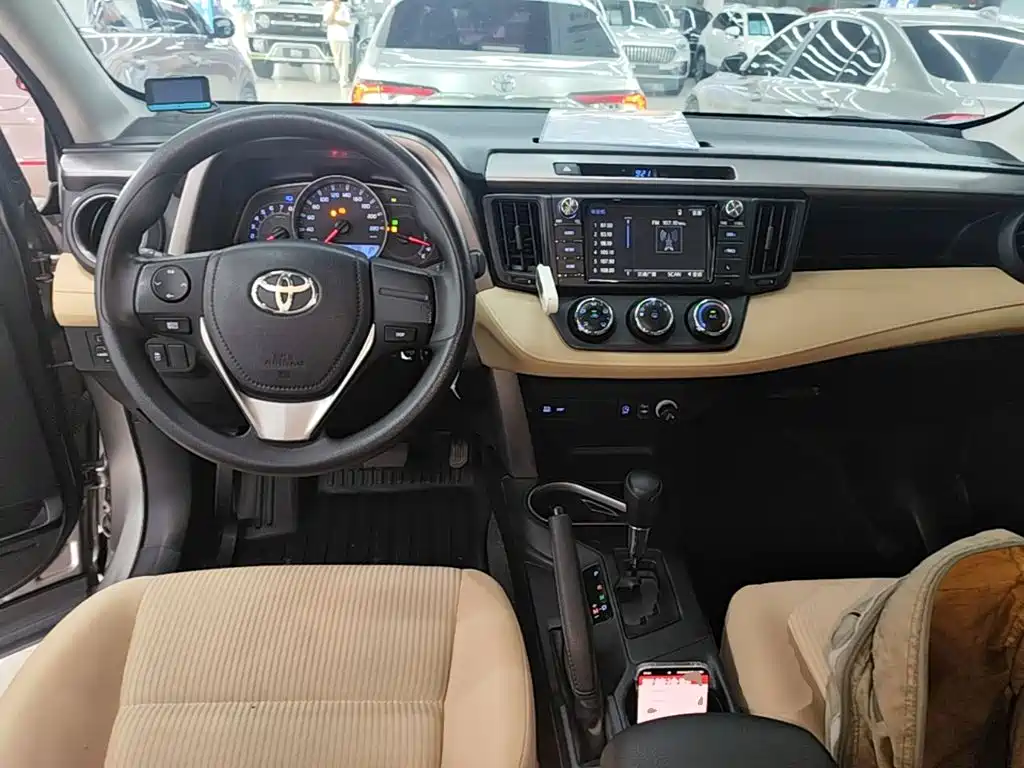 Toyota RAV4 — миниатюра 10