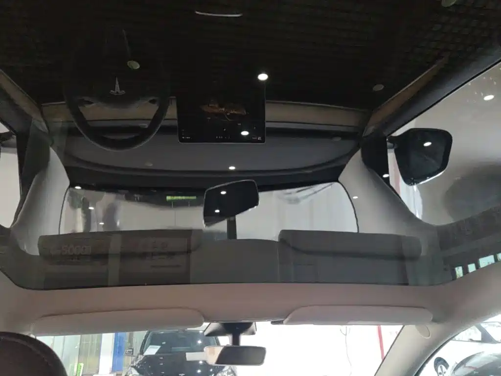 Tesla Model Y — миниатюра 18
