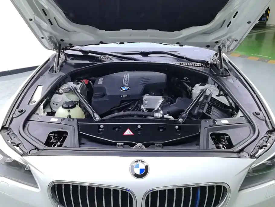 BMW 5 Series — миниатюра 10