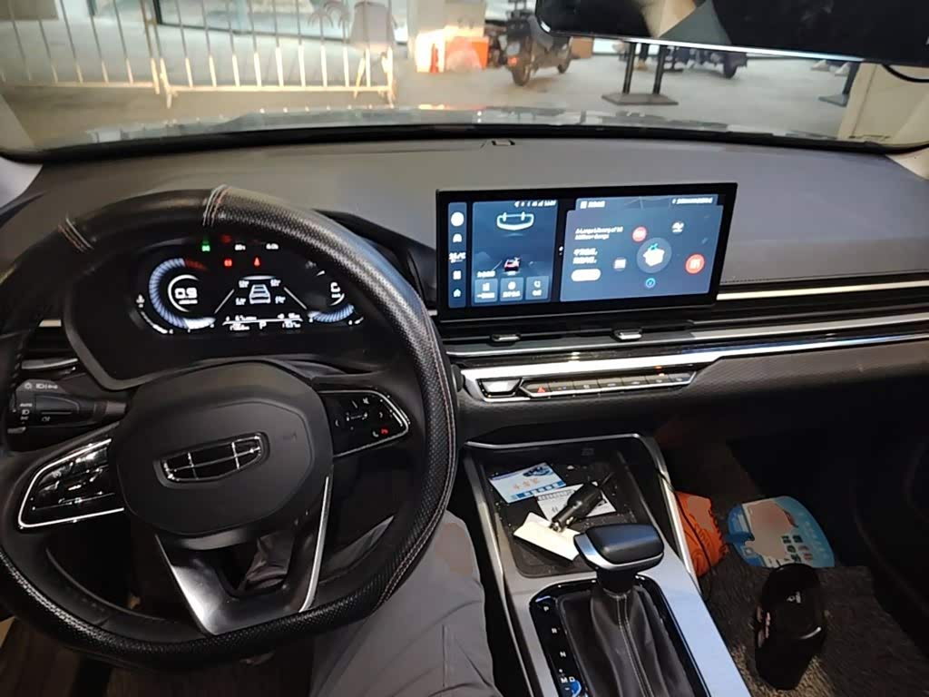 Geely Emgrand 1.5 л 2024 г. Серебристо-серый, пробег 11500 км