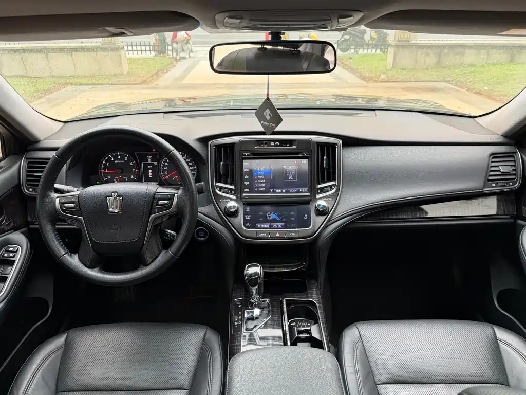 Toyota Crown — миниатюра 9