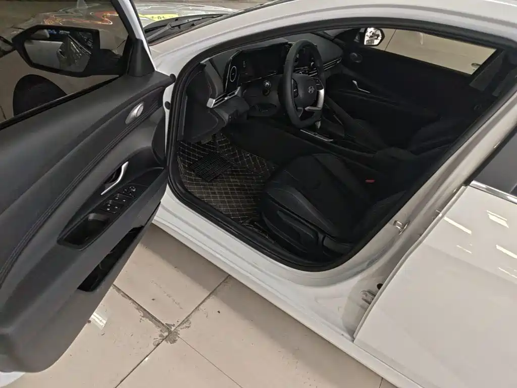 Hyundai Elantra — миниатюра 16