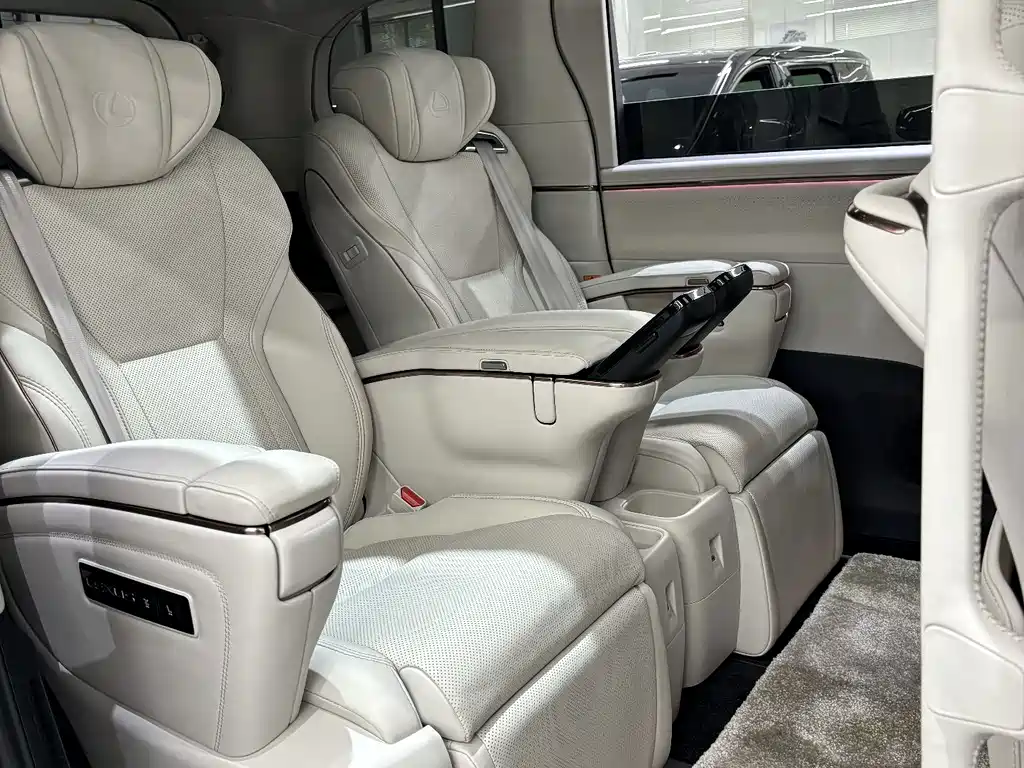 Lexus LM — миниатюра 13