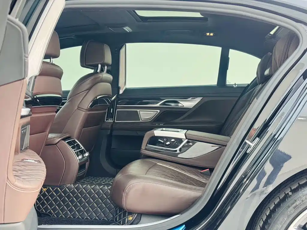 BMW 7 Series — миниатюра 5
