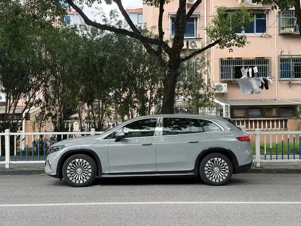 Mercedes-Benz EQS SUV — миниатюра 3