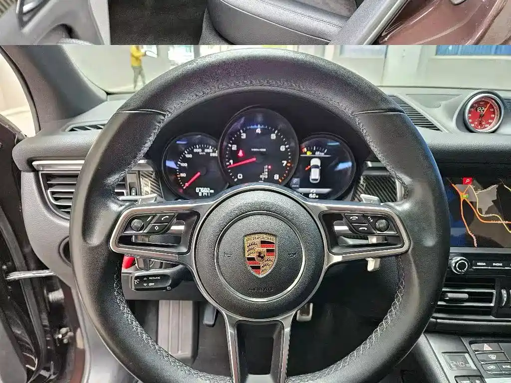 PORSCHE MACAN