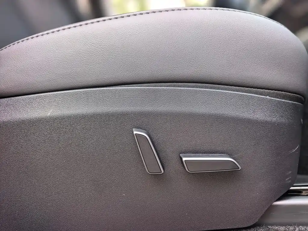 Tesla Model Y — миниатюра 17