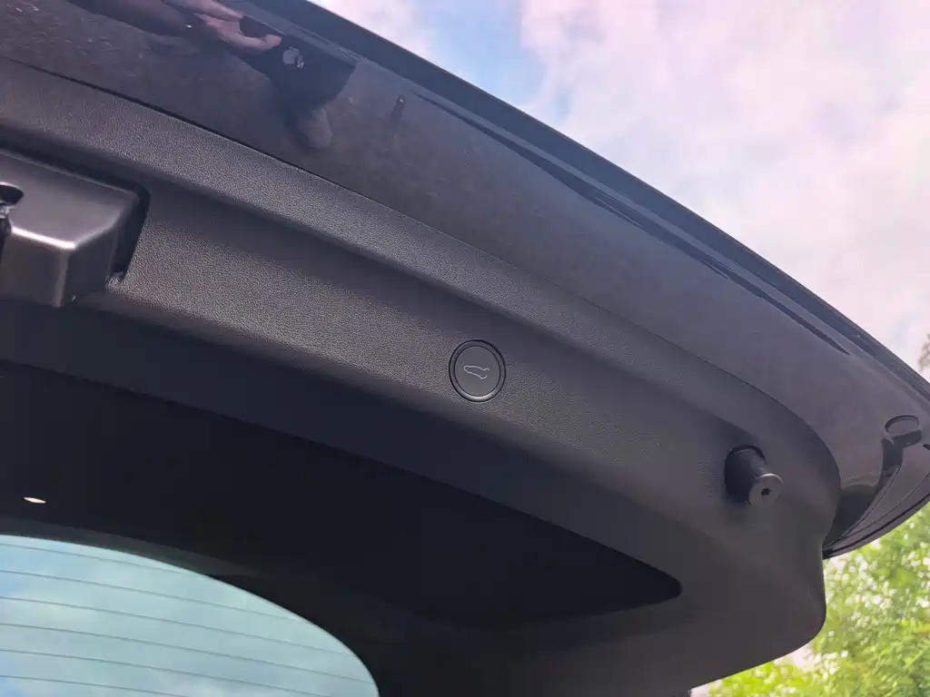 Tesla Model Y — миниатюра 25