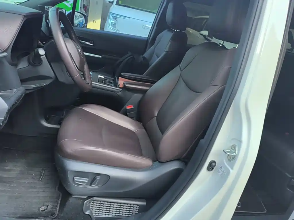 Toyota Granvia — миниатюра 15
