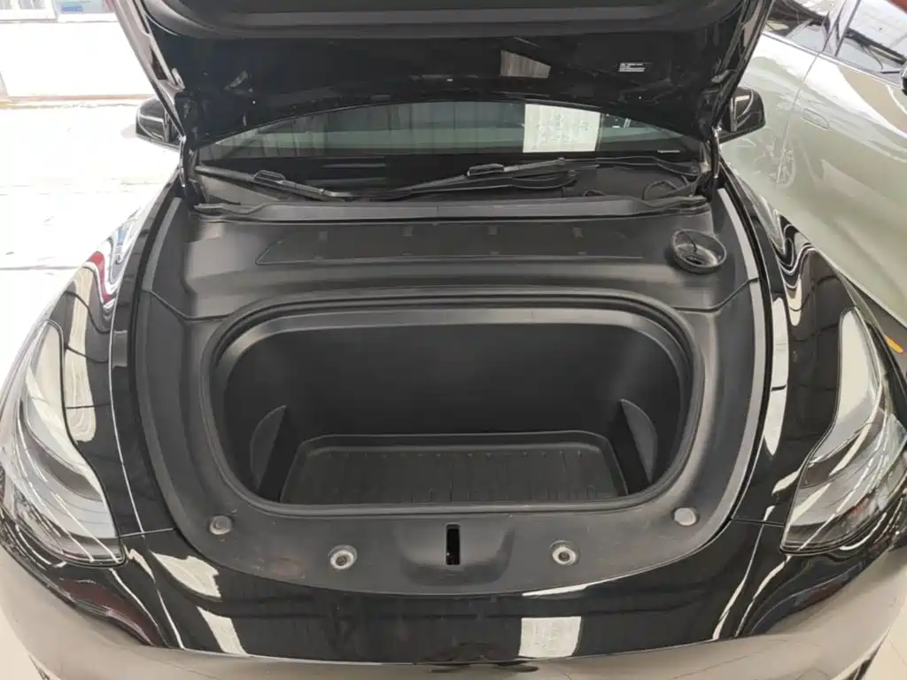 Tesla Model Y — миниатюра 20