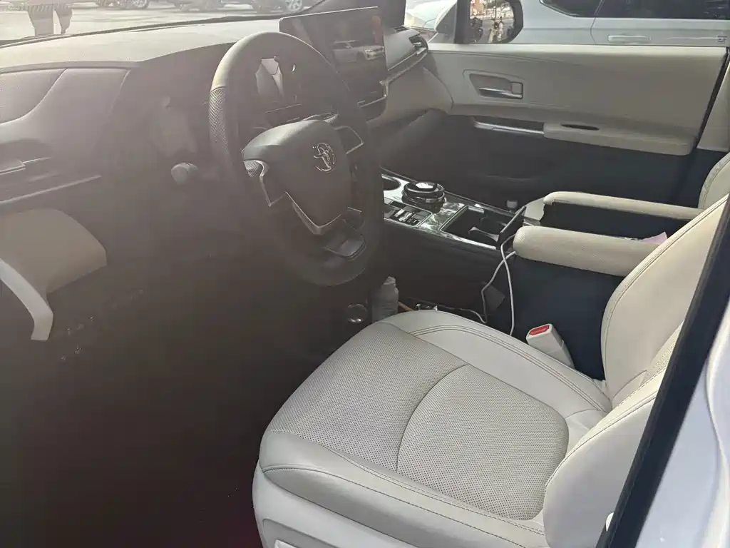 Toyota Granvia — миниатюра 6