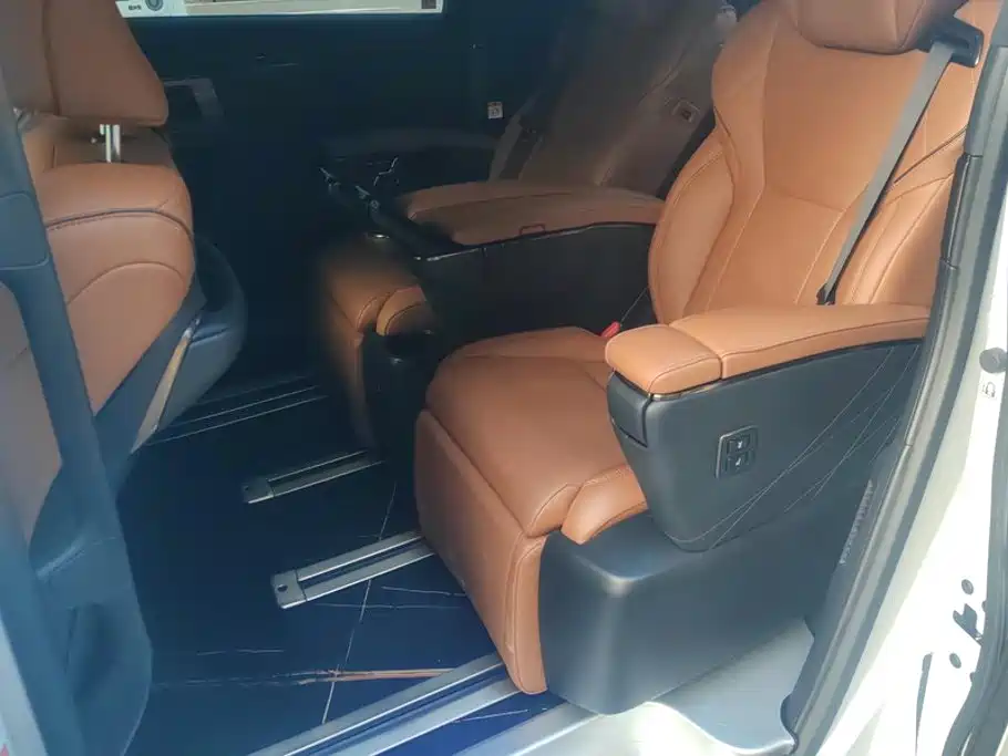 Toyota Alphard — миниатюра 11