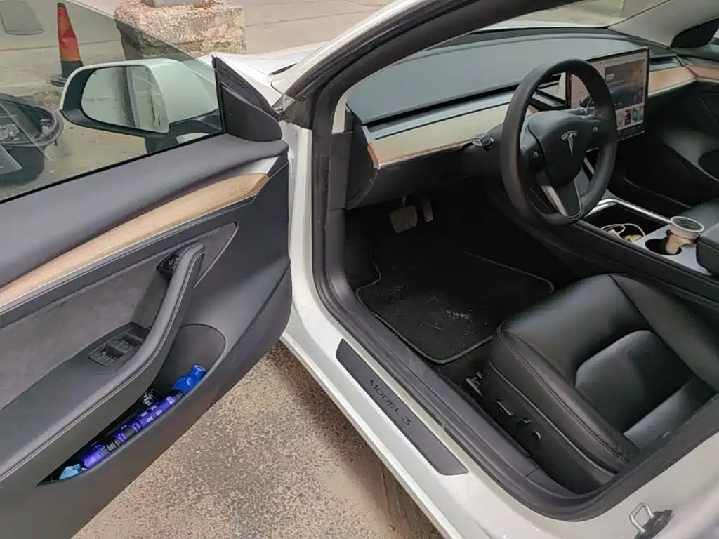 Tesla Model 3 — миниатюра 16