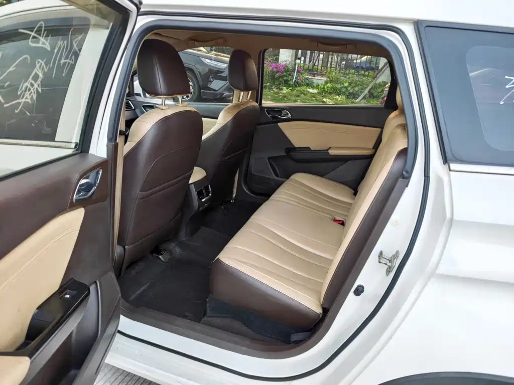 Baojun 310W — миниатюра 6