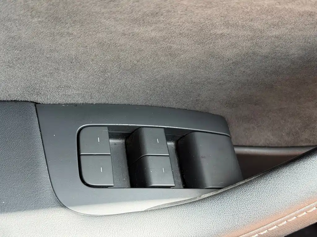 Tesla Model Y — миниатюра 16