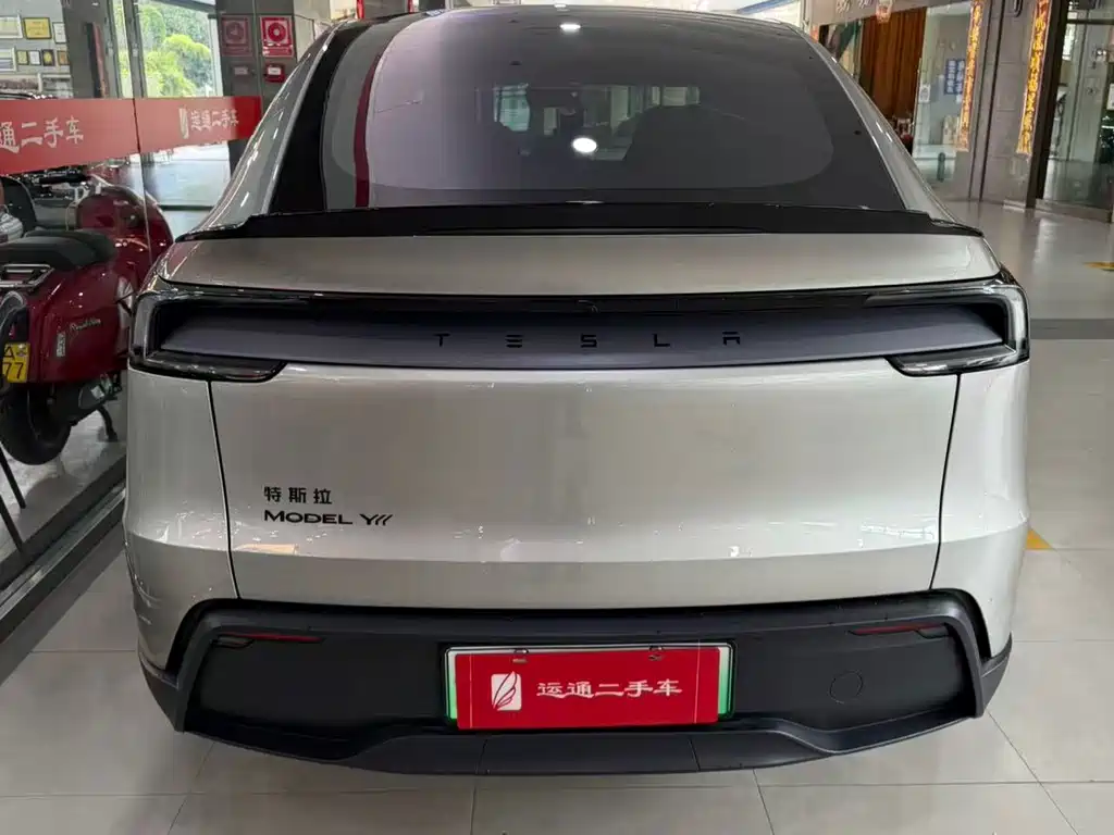 Tesla Model Y L — миниатюра 11