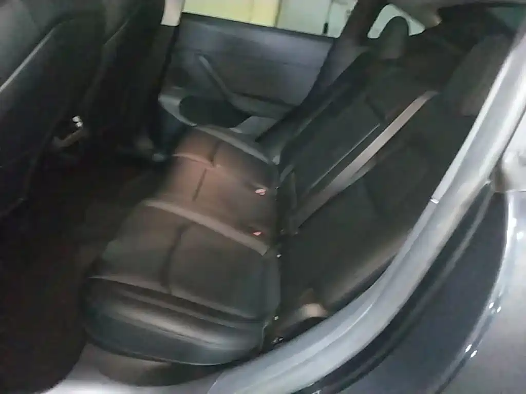 Tesla Model Y — миниатюра 17