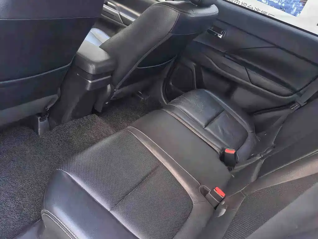Mitsubishi Outlander (Import) — миниатюра 4