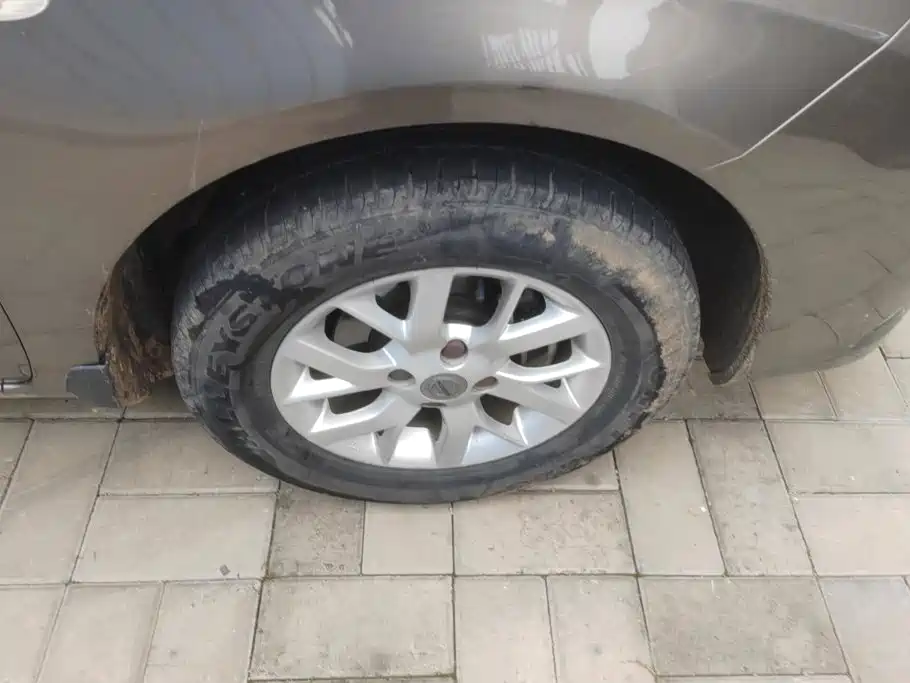 Nissan Sunny — миниатюра 6