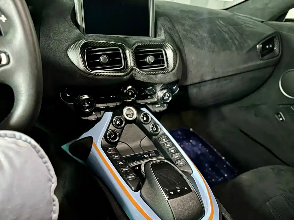 Aston Martin V8 Vantage — миниатюра 8