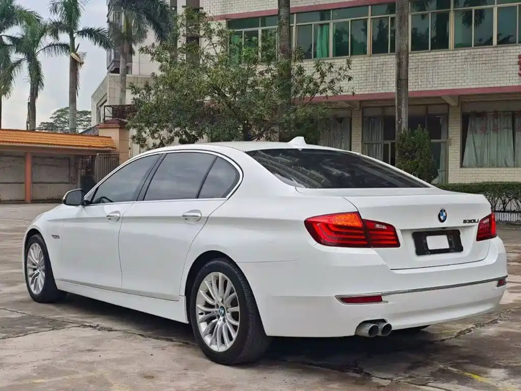 BMW 5 Series — миниатюра 8