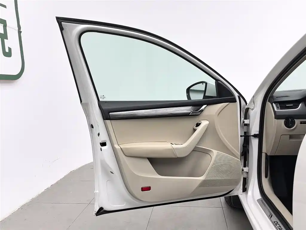 Skoda Octavia 2015 1.6L AT