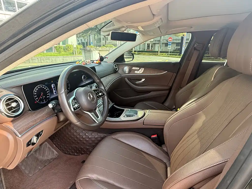 Mercedes-Benz E-Class — миниатюра 7