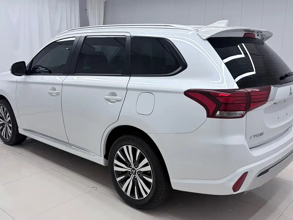 Mitsubishi Outlander — миниатюра 6