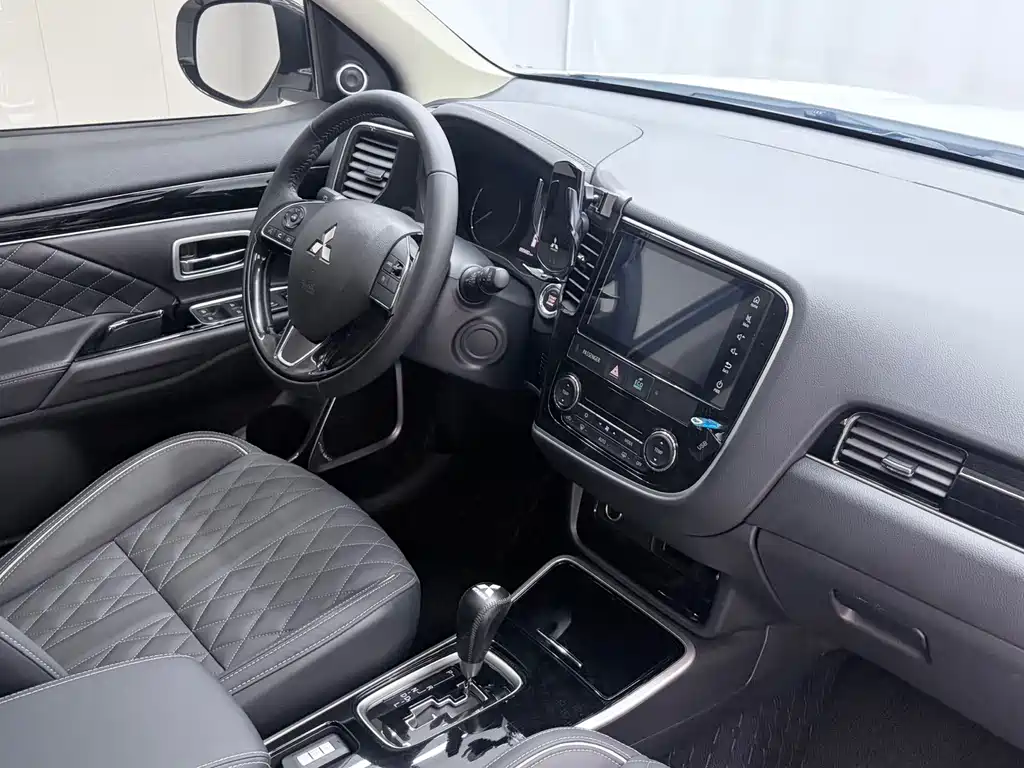 Mitsubishi Outlander — миниатюра 18