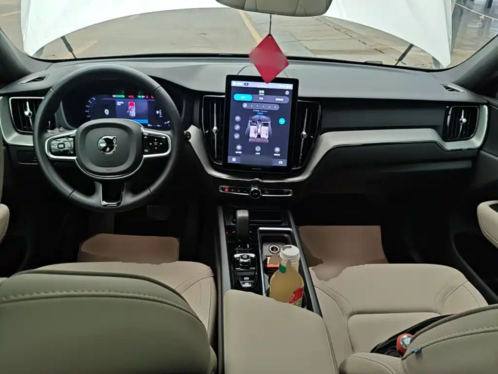 Volvo XC60 2026 B5 Luxury