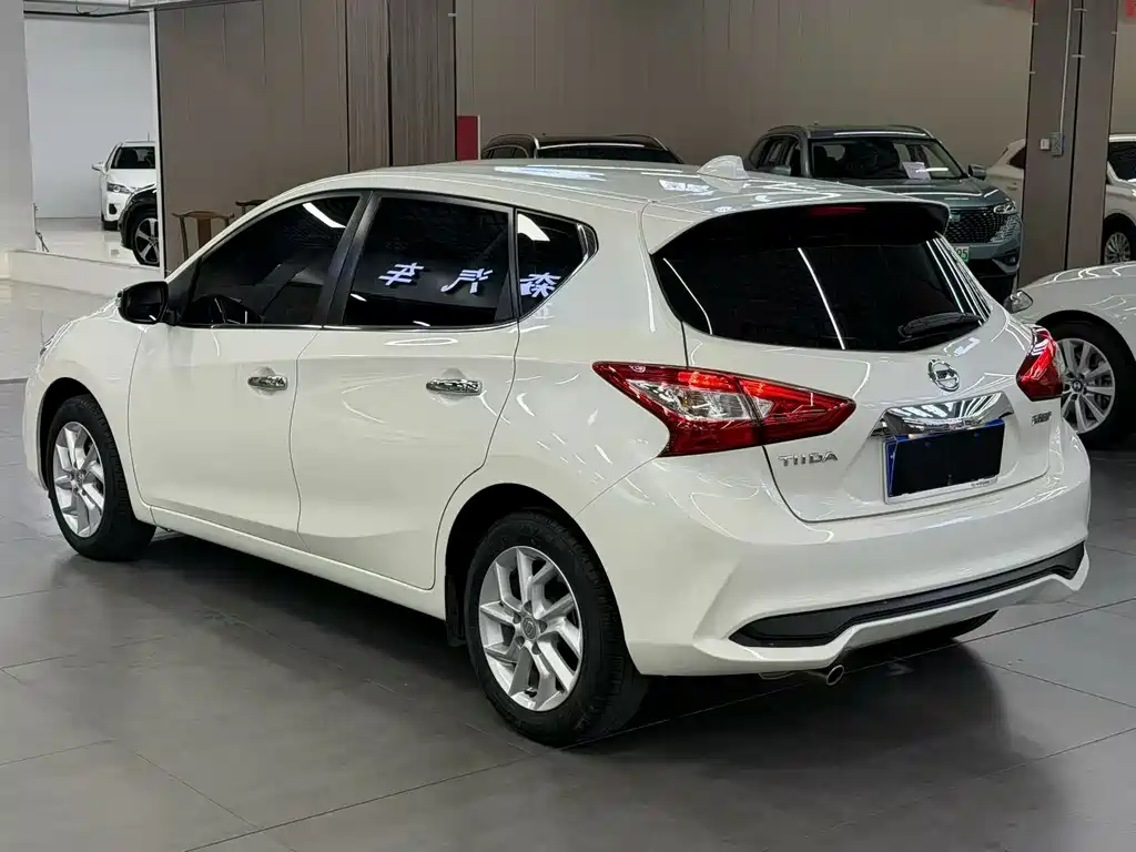 NISSAN TIIDA