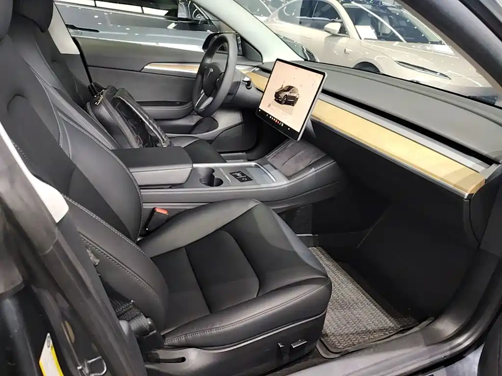 Tesla Model 3 — миниатюра 25