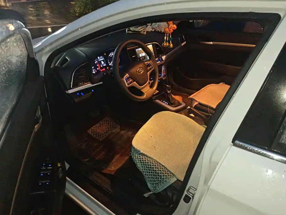 Hyundai Elantra — миниатюра 9