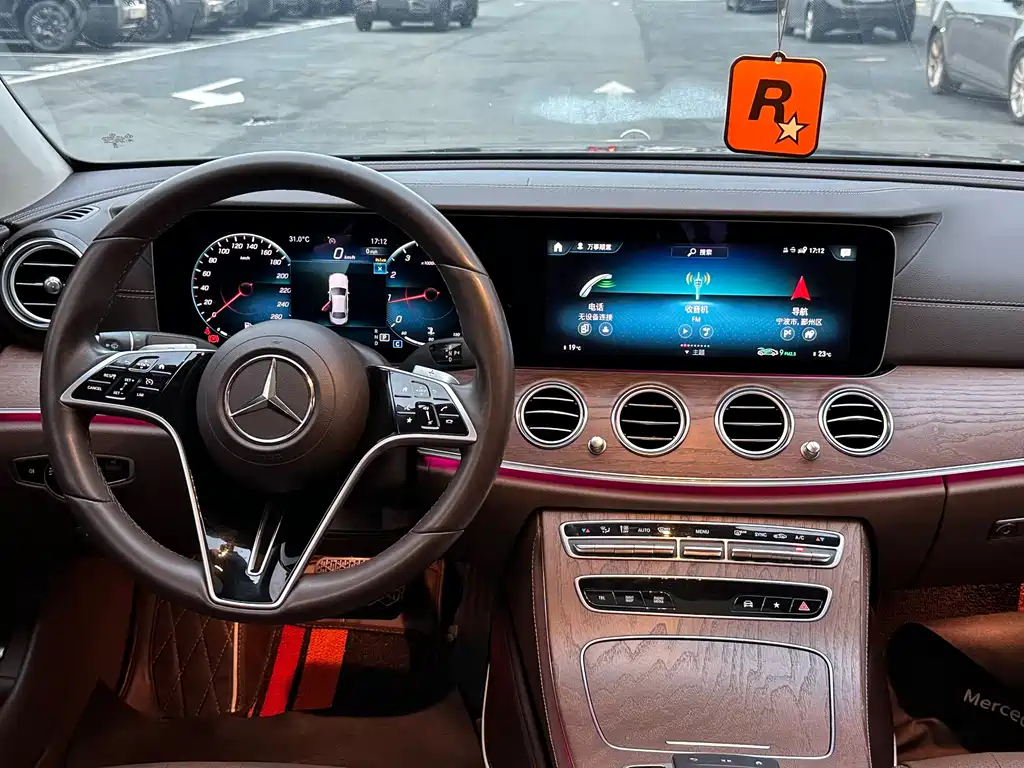Mercedes-Benz E-Class — миниатюра 11