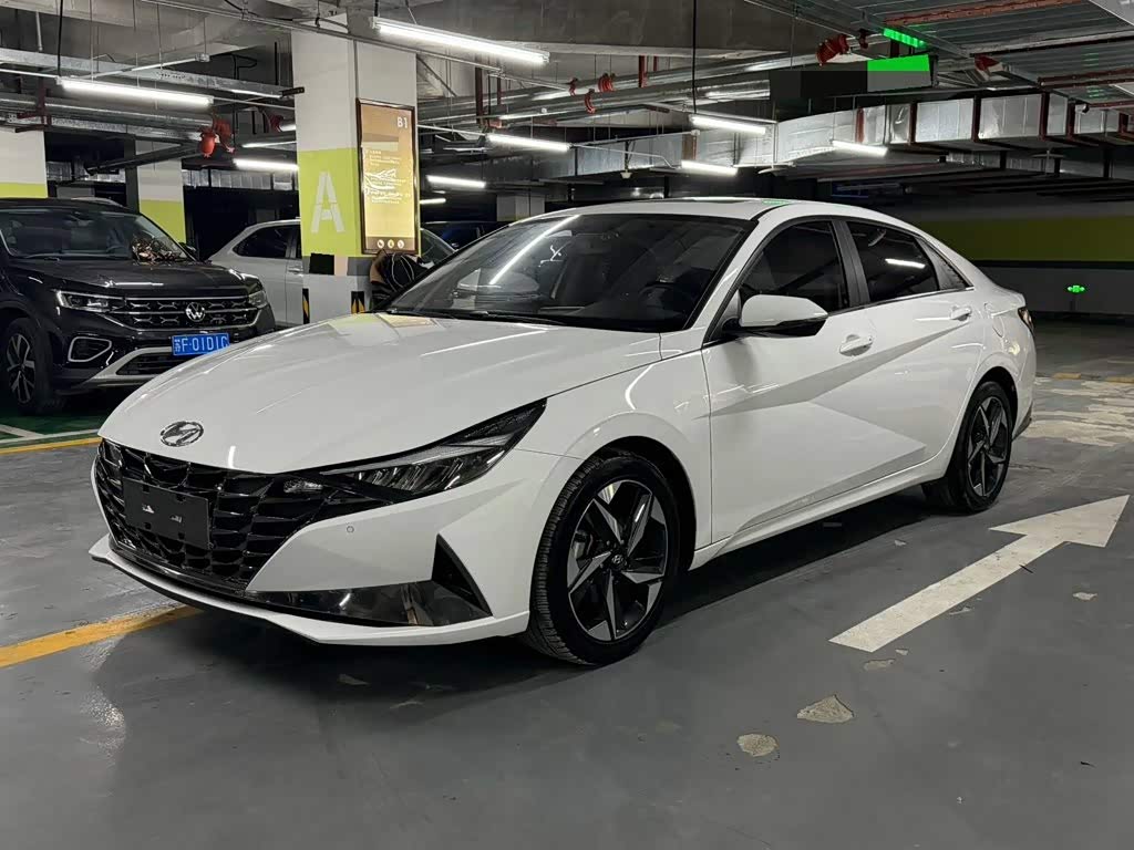 Hyundai Elantra 1.5 л 2023 г. Белый, пробег 28000 км