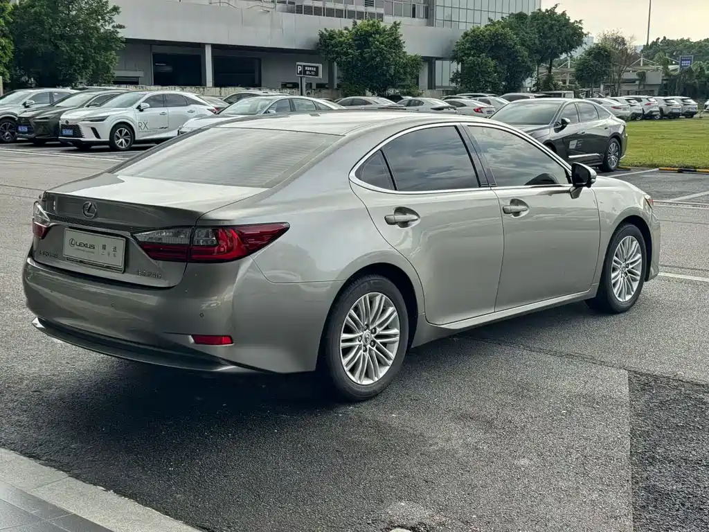 Lexus ES — миниатюра 9