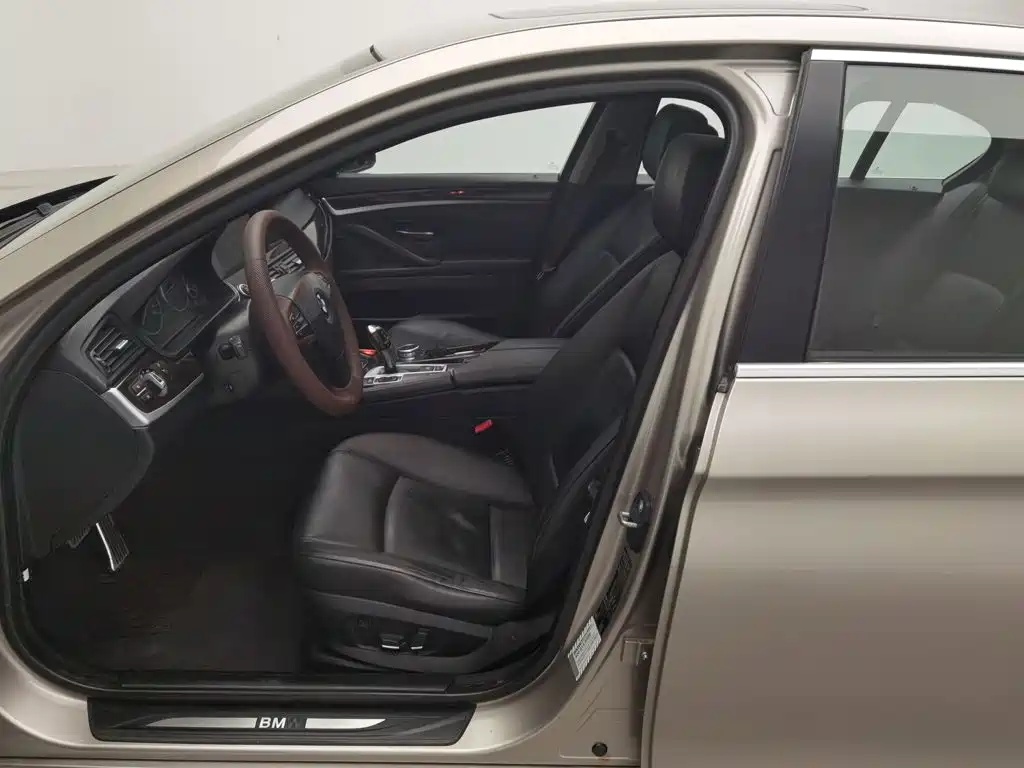 BMW 5 Series — миниатюра 10