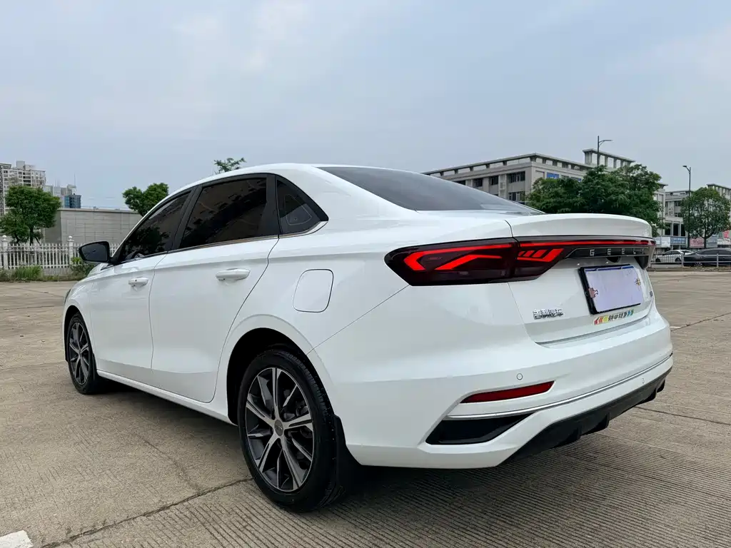 Geely Emgrand 2022 4 1.5L CVT Luxury