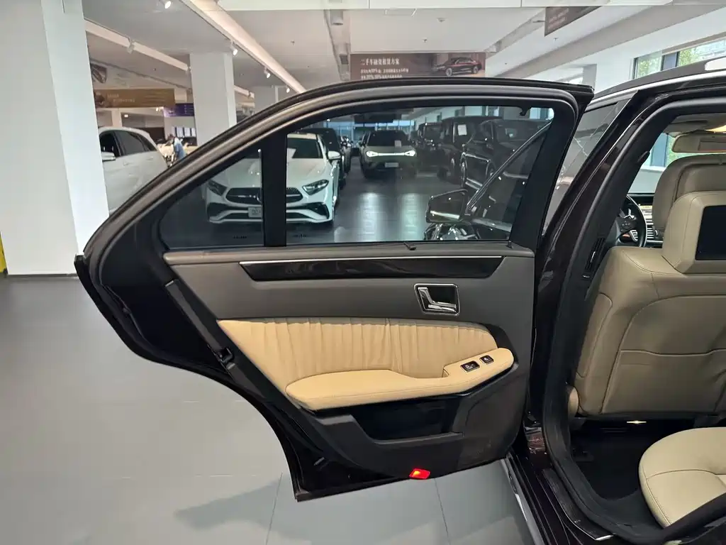Mercedes-Benz E-Class (Import) — миниатюра 12