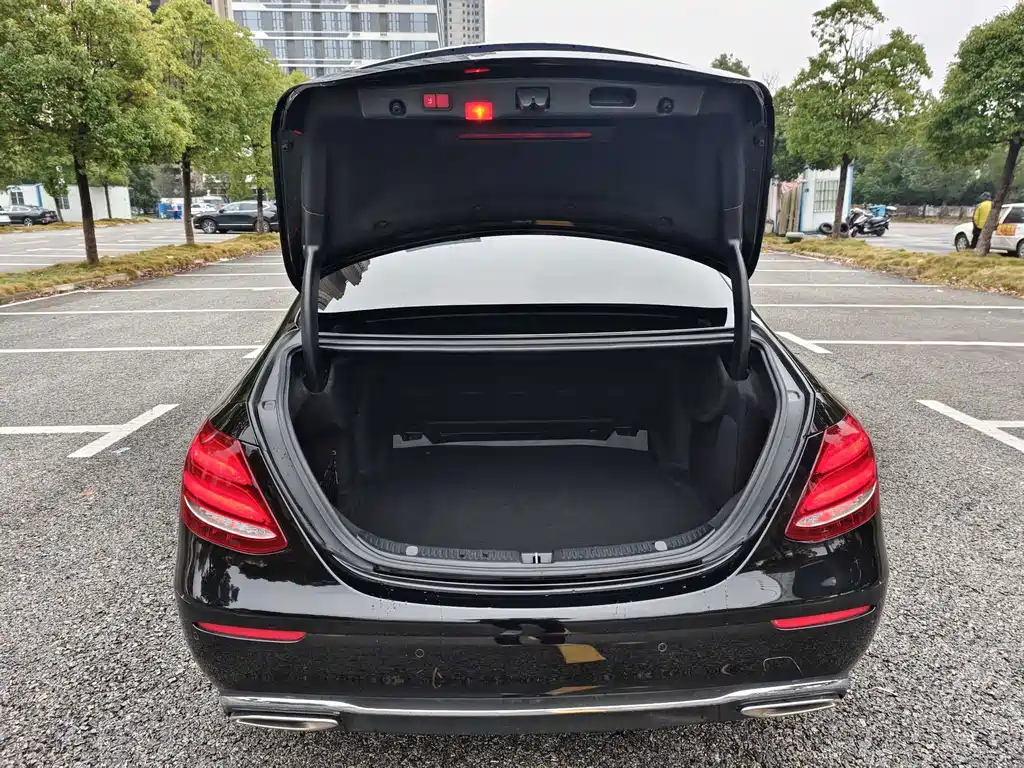 Mercedes-Benz E-Class — миниатюра 10