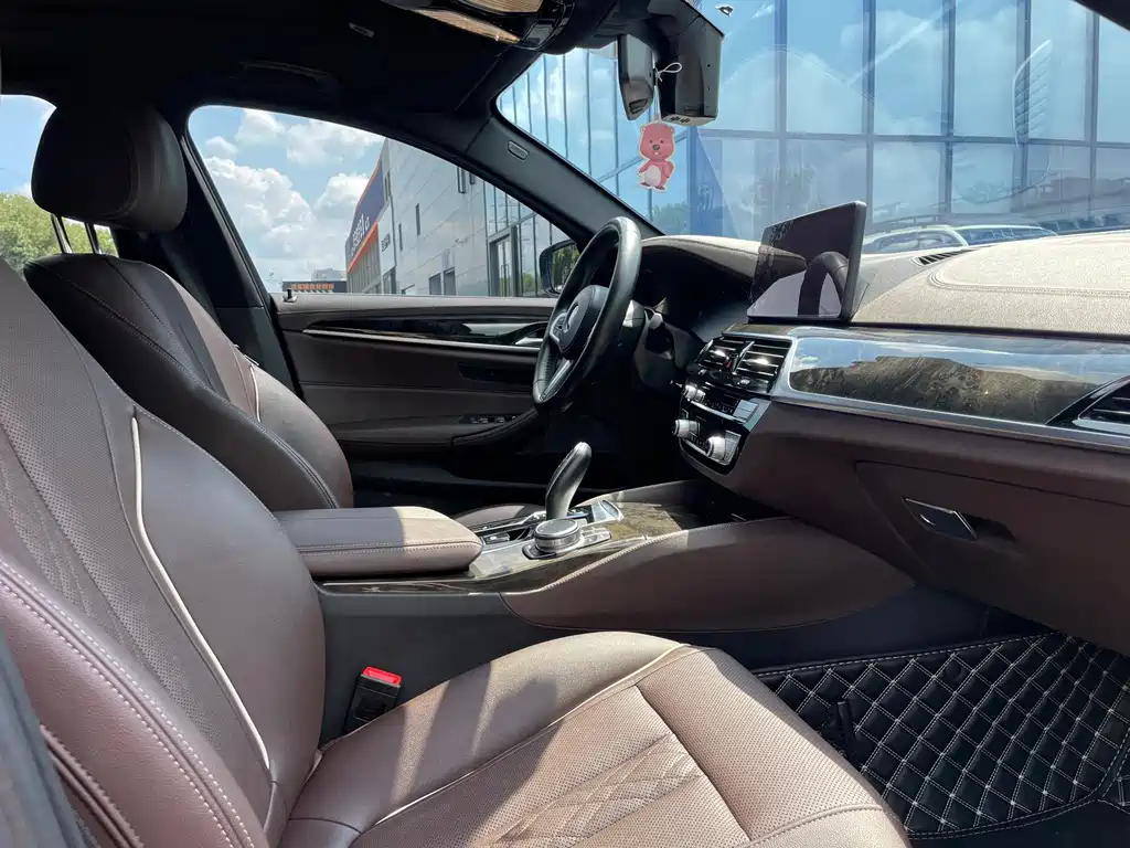 BMW 5 Series — миниатюра 13