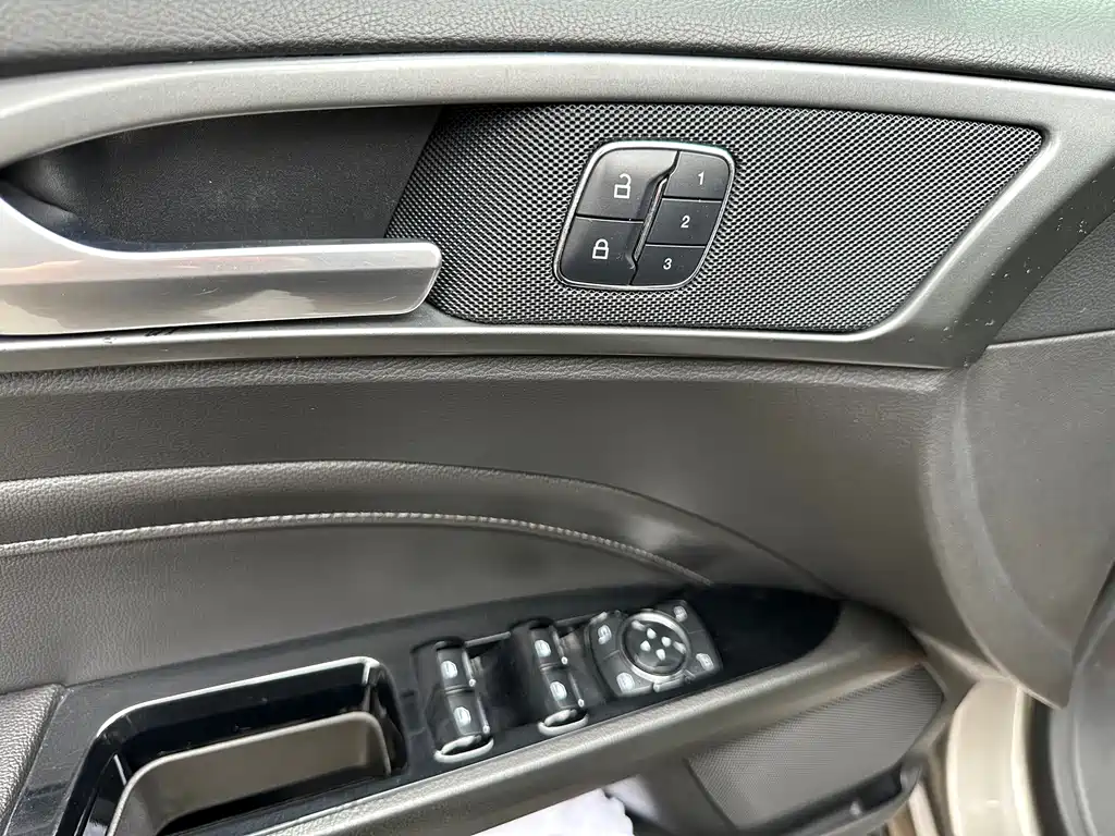 Ford Mondeo — миниатюра 12