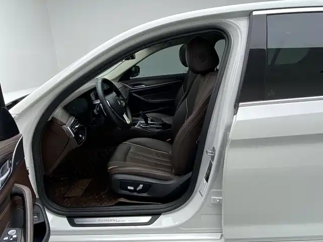 BMW 5 Series — миниатюра 13