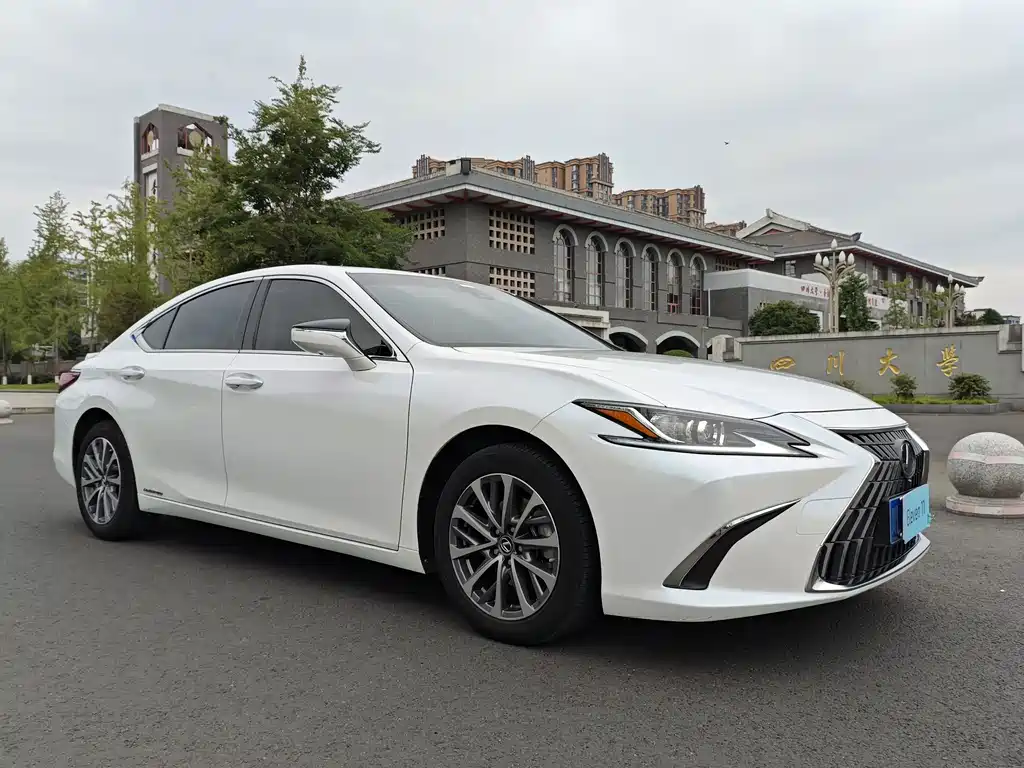 Lexus ES 300h Excellence Edition, фото 2